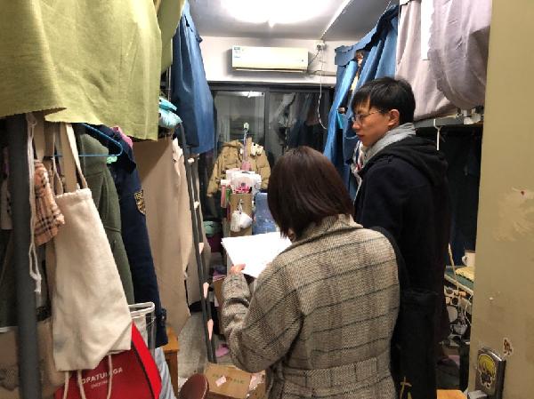 老师,周鑫老师和涂梦娟老师亲自带领学生会生活部成员前往学生寝室